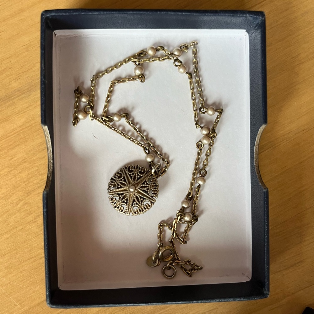 gold and pearl detail necklace
